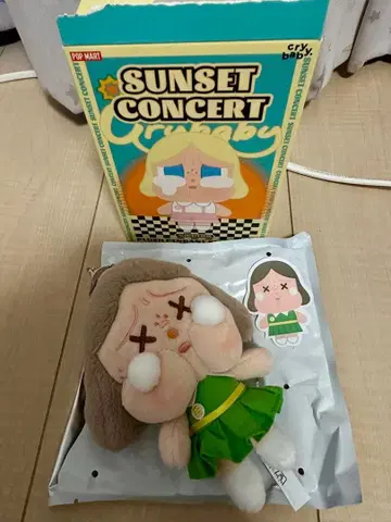 SUNSET CONCERT cry baby. POP MART
