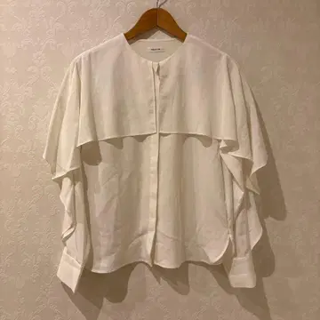 프릴 달린 화이트 긴팔 셔츠