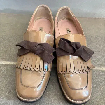 DIANA 에나멜 리본 베이지 통굽 로퍼 23.5cm