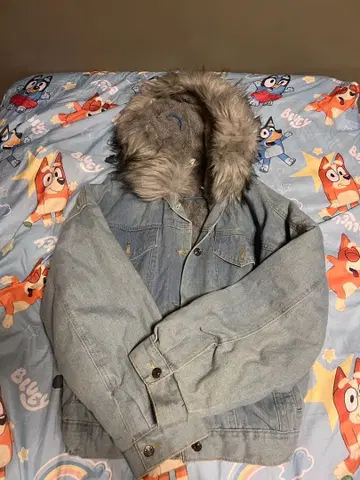 퍼가 달린 라이트 블루 데님 자켓