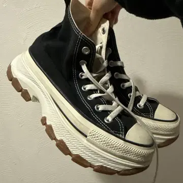 블랙 하이컷 스니커즈 통굽