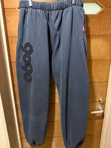 9090 그레이 조거 팬츠 로고 자수