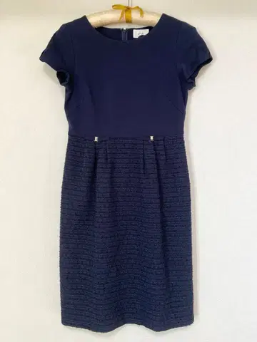 네이비 반팔 무릎 기장 원피스