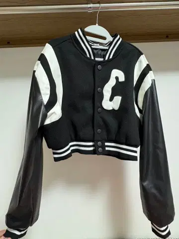 크롭 자켓 C 자수 블랙 화이트