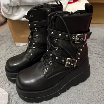 통굽 블랙 부츠 스터드 장식