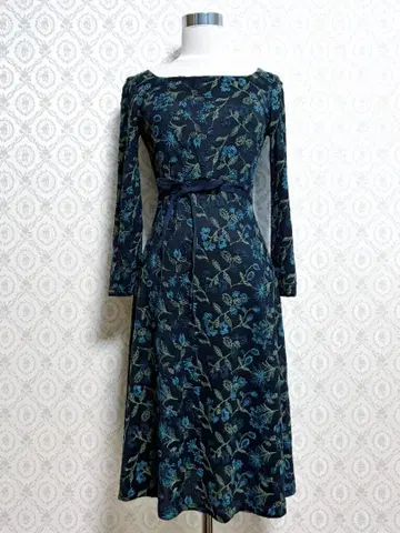 시빌라 허리 리본 꽃무늬 자수 원피스 네이비 x 블루 x 그린 호코모모라