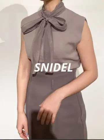 스나이델 보타이 니트 풀오버 베이지 슬리브리스 무지 F