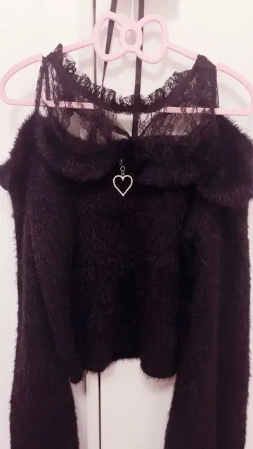 MARS 어깨 트임 샤기 니트탑 블랙