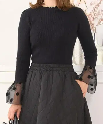 프리마셰릴 플로키 도트 절개 플레어 슬리브 니트