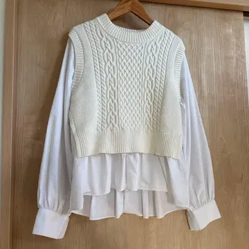 화이트 케이블 짜임 니트 베스트