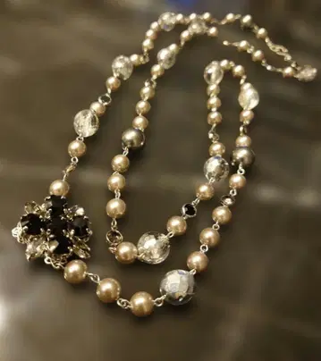 오닉스 플라워 모티브 부착 그레이 계열 진주와 크리스탈 롱 목걸이