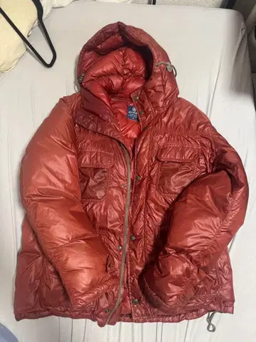 후드 부착 빨간색 다운 자켓