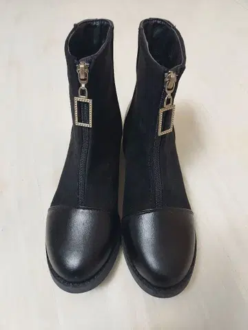 블랙 숏부츠 지퍼 포함