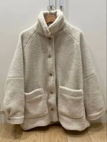 아이보리 컬러 보아 자켓