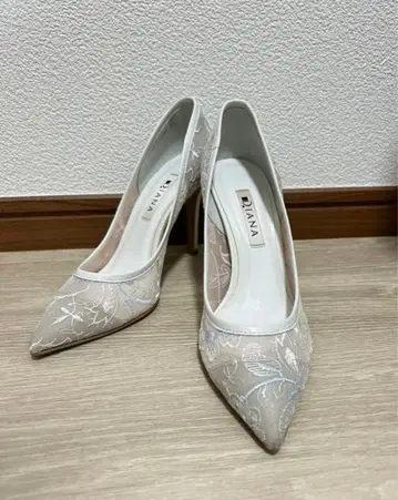 DIANA 자수 장식 화이트 하이힐 펌프스