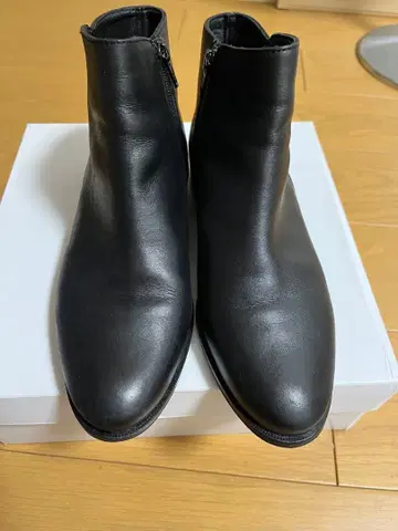 nano 블랙 가죽 숏부츠 38 새상품급입니다.