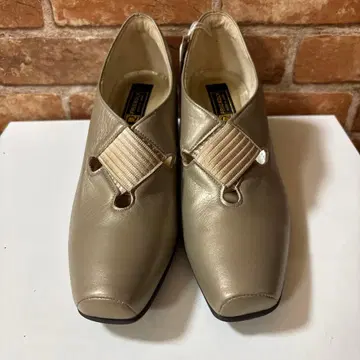 FRIENDLY 베이지 오픈토 펌프스