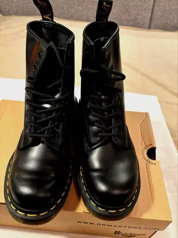 Dr.Martens 블랙 8홀 부츠 1460