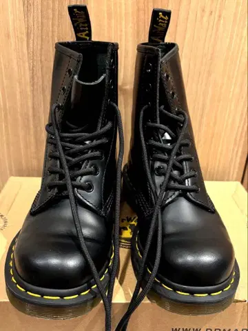Dr.Martens 블랙 8홀 부츠 1460