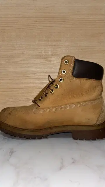 베이지 스웨이드 하이컷 부츠