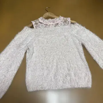 샤기 오프숄더 스웨터