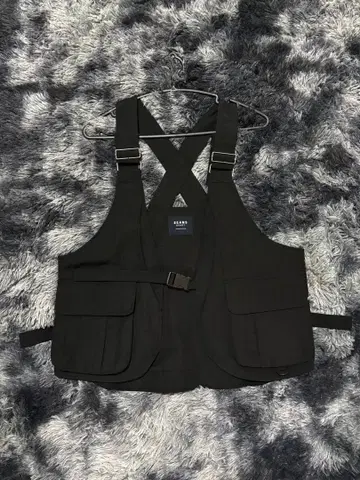 BEAMS 블랙 크로스 스트랩 베스트