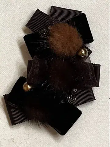 리본과 퍼 브로치