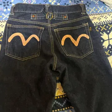 특징적인 물결 모양 자수의 스트레이트 데님