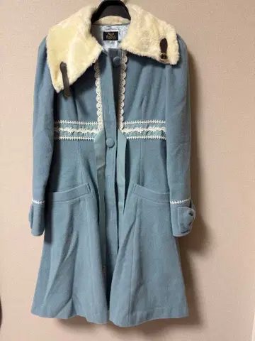 퍼가 달린 라이트 블루 롱 코트