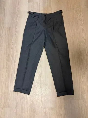 Tomorrowland 다크 그레이 스트레이트 핏 슬랙스