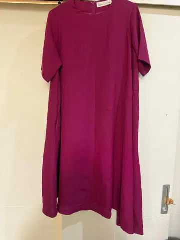 아틀리에 드 사봉 반팔 무릎 기장 비대칭 원피스 퍼플 핑크