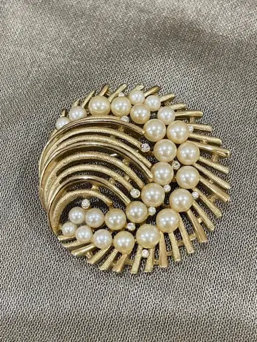 TRIFARI (트리파리) 빈티지 브로치 펄과 크리스탈 장식