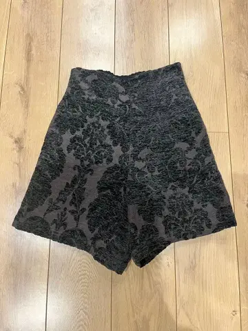플라워 패턴 숏팬츠 블랙과 그레이