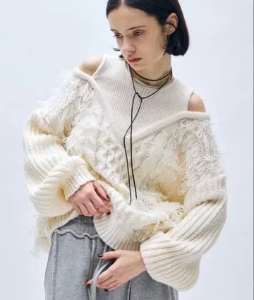 AIC. 컷 아웃 루프 편직 케이블 니트