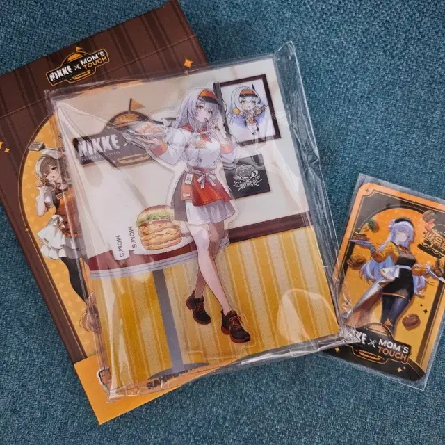 니케 맘스터치 콜라보 스노우화이트 아크릴 스탠드 + 나유타 포토카드