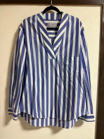 FIXED STUDIOS 블루 화이트 스트라이프 V넥 셔츠