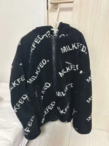MILKFED. 블랙 플리스 자켓