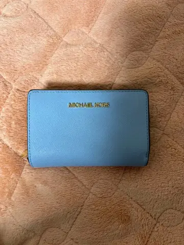 MICHAEL KORS 라이트 블루 이단 접이식 지갑