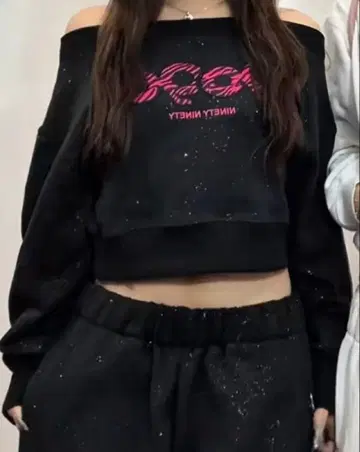 9090 OG Logo Glitter Off-shoulder Sweat