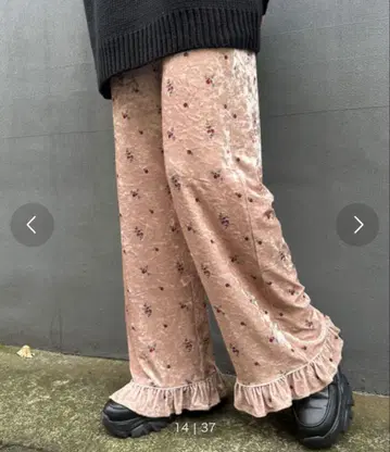 새상품급 차오패닉 미니 꽃무늬 플라워 프린트 벨로아 벨벳 플레어 팬츠