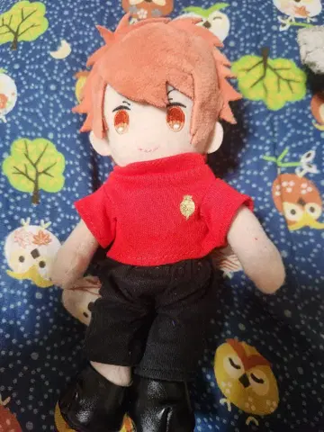 오렌지색 머리의 빨간 T셔츠 봉제 인형