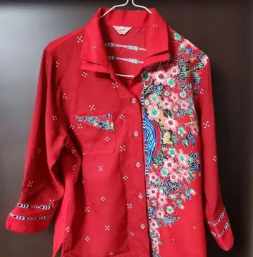 빨간색 꽃무늬 자수 7부 소매 셔츠