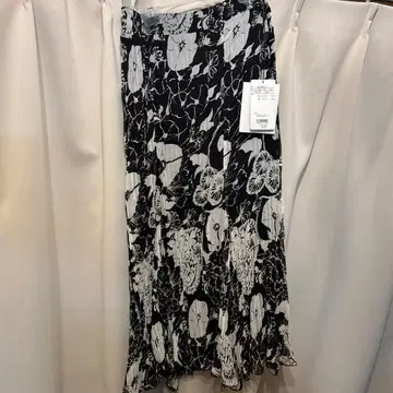 BIKI 플레어 롱 스커트 블랙 앤 화이트 꽃무늬