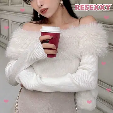 RESEXXY 인조 모피 오프숄더 니트탑 화이트 프리