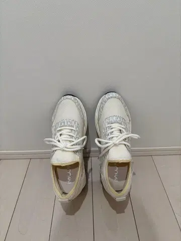 MUUM 화이트 스니커즈