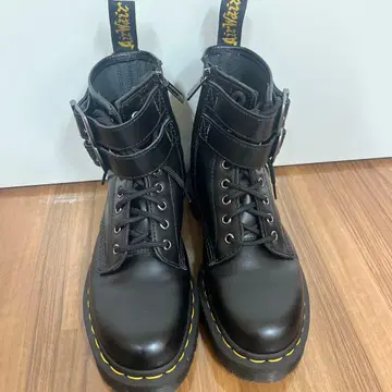 Dr. Martens (uk6, 24.5)