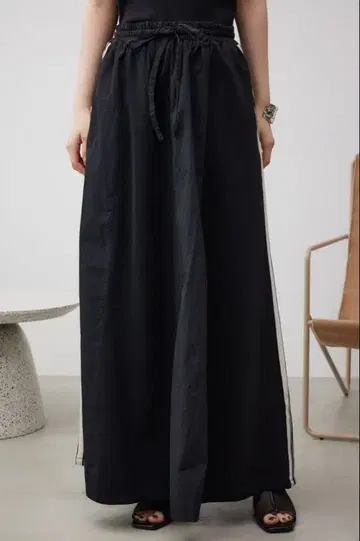 AZUL BY MOUSSY 사이드라인 플레어 스커트 블랙