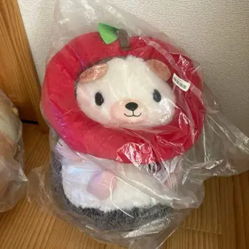 사과 모자를 쓴 봉제 인형