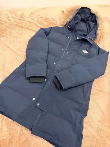 네이비 후드 부착 다운 자켓