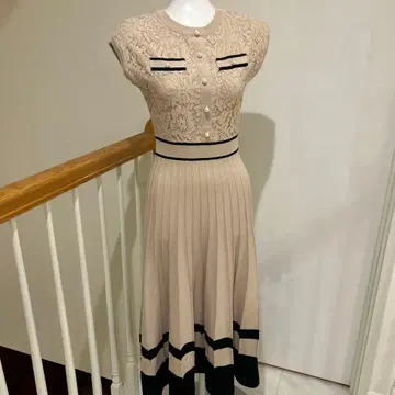 tocco 슬리브리스 레이스 플리츠 원피스